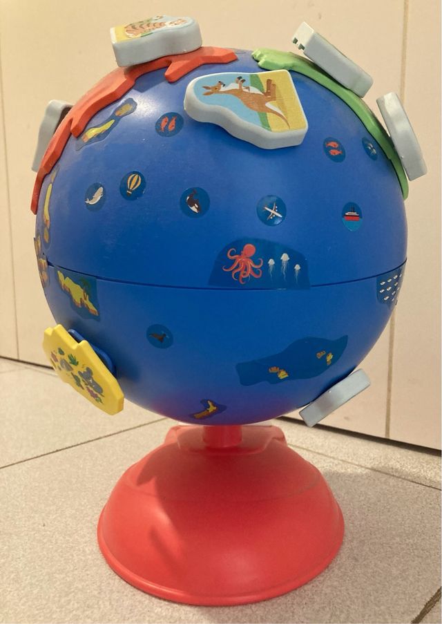Globo terráqueo infantil con animales