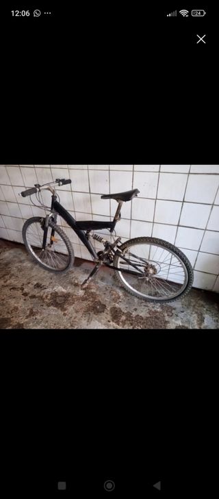 Bicicleta de montaña negra