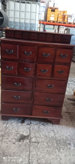 Cajonera de madera oscura