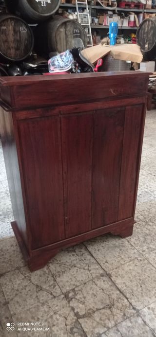Cajonera de madera oscura