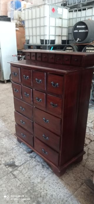 Cajonera de madera oscura