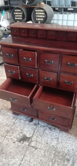 Cajonera de madera oscura