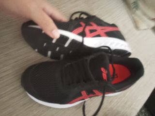 Zapatillas Asics Negras y Rojas