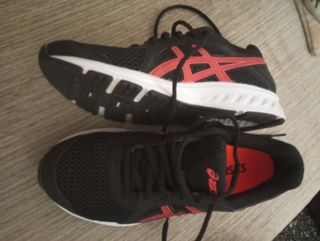 Zapatillas Asics Negras y Rojas