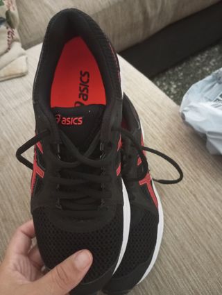 Zapatillas Asics Negras y Rojas