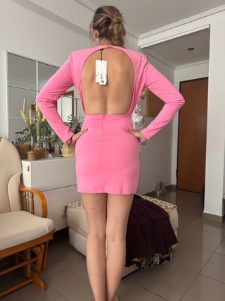 Vestido fucsia Zara con etiqueta
