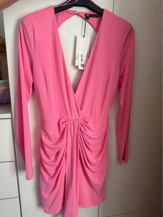 Vestido fucsia Zara con etiqueta
