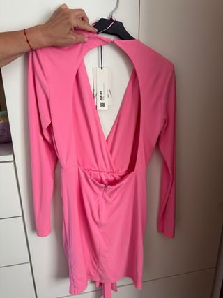 Vestido fucsia Zara con etiqueta