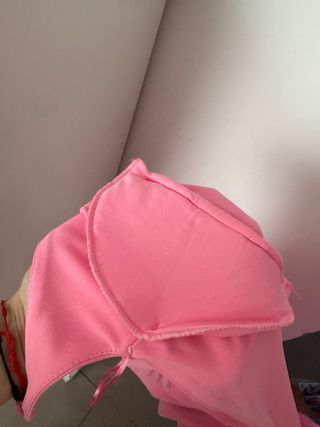 Vestido fucsia Zara con etiqueta