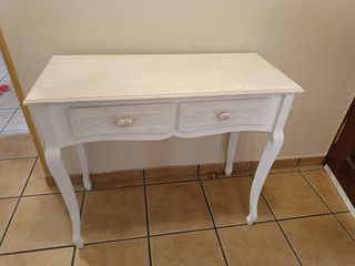 Mesa blanca de madera