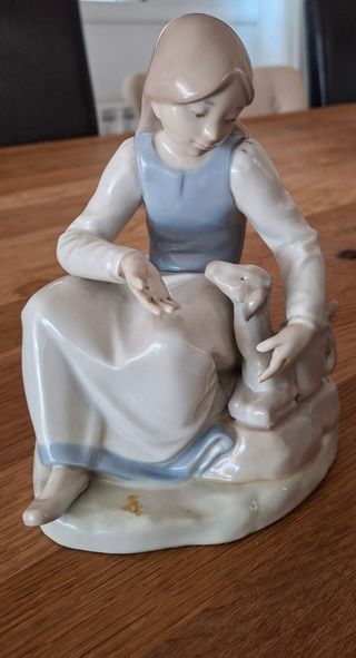 Figura cerámica Pastorcilla con corderillo