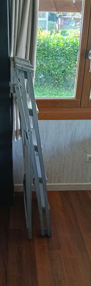 Escalera decorativa vintage madera gris