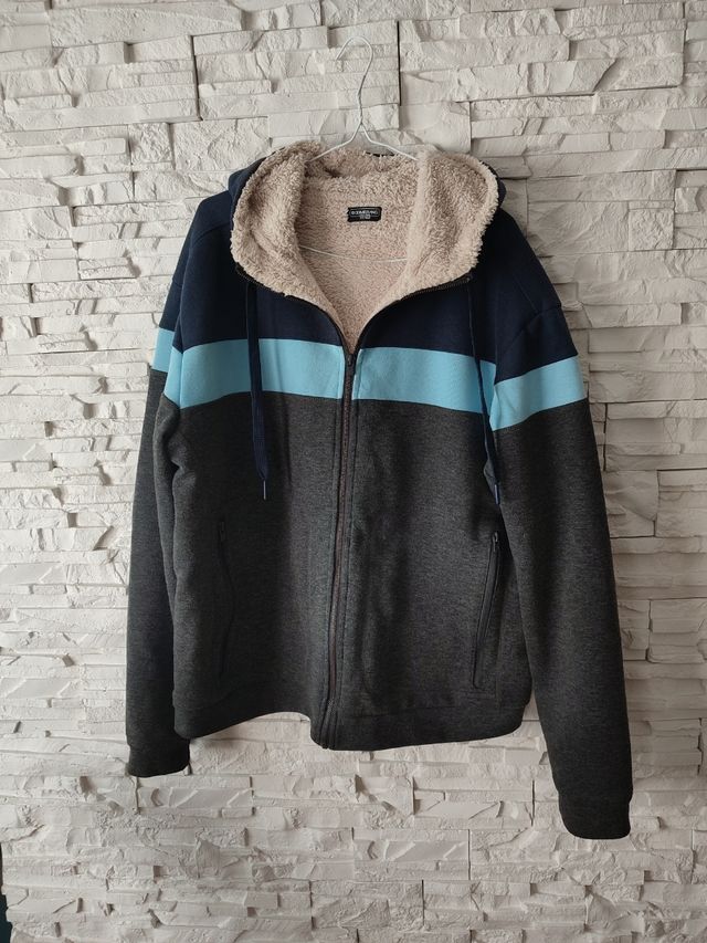 Chaqueta con capucha y forro polar