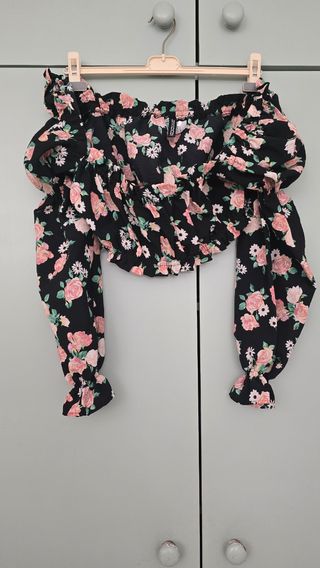 Blusa corta floral negra y rosa