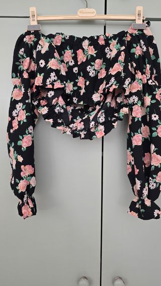Blusa corta floral negra y rosa