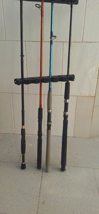 4 cañas de pesca spinning + soporte