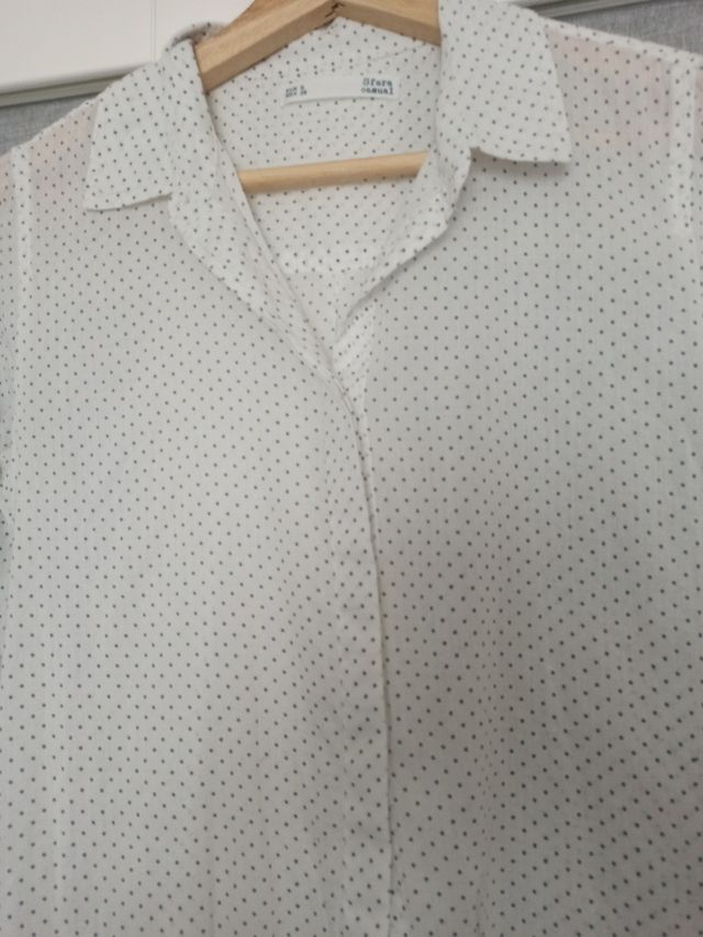 Camisa blanca de lunares