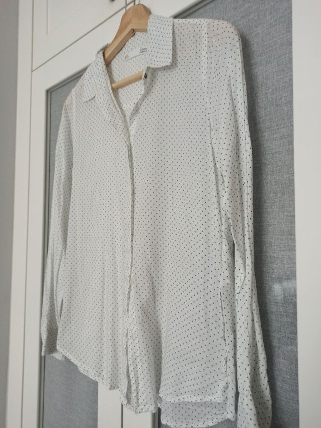 Camisa blanca de lunares