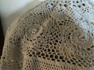 Copriletto beige realizzato all’uncinetto