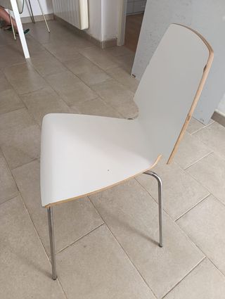 4 sillas blancas y 1 silla de escritorio infantil