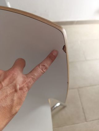4 sillas blancas y 1 silla de escritorio infantil