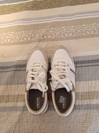 Zapatos Geox blancos y dorados
