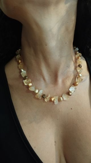 Collar de piedras naturales y perlas