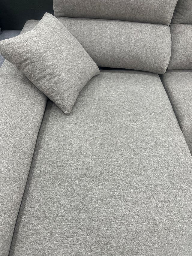 Chaise longue in tessuto grigio antimacchia