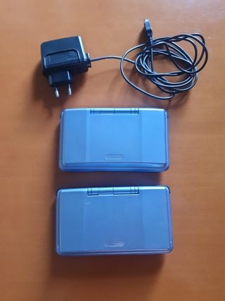 2 Nintendo DS Azul y un cargador y 4 juegos 