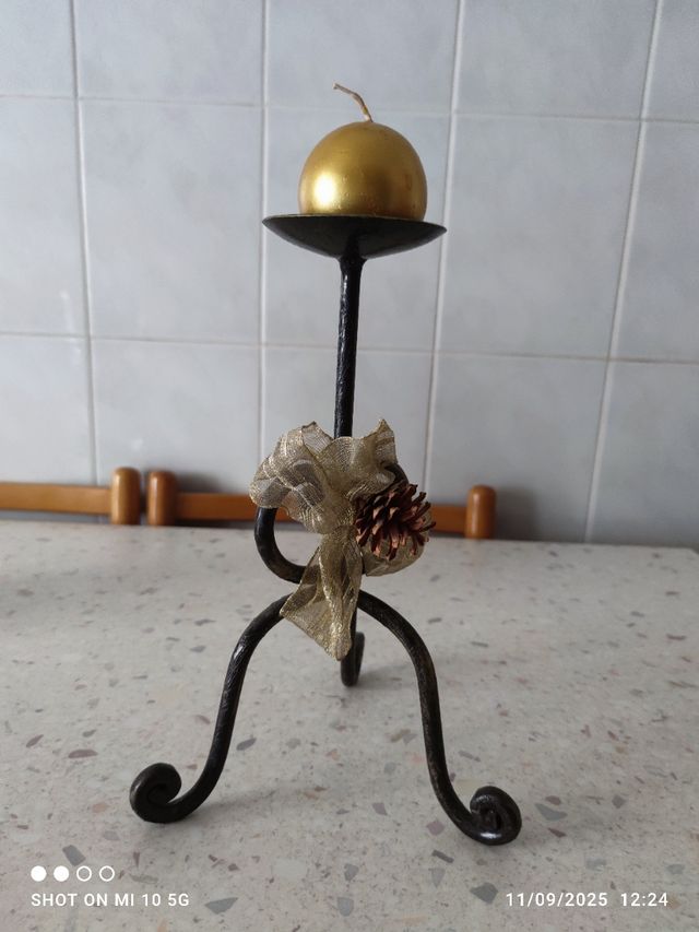 Porta candela decorato con pigna e nastro