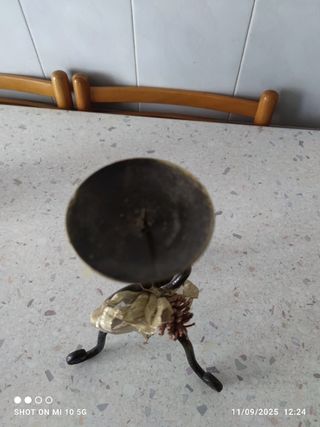 Porta candela decorato con pigna e nastro