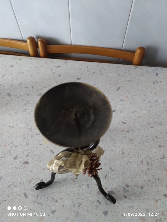 Porta candela decorato con pigna e nastro