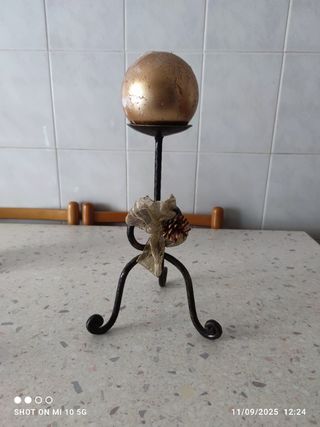 Porta candela decorato con pigna e nastro