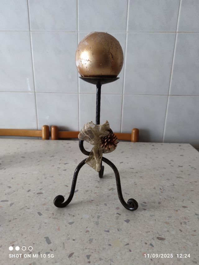 Porta candela decorato con pigna e nastro