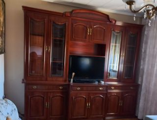 Mueble de salón de madera y cristal
