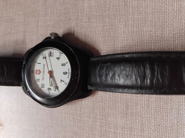 Reloj Victorinox Negro y Blanco