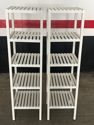 Estanterías blancas de madera