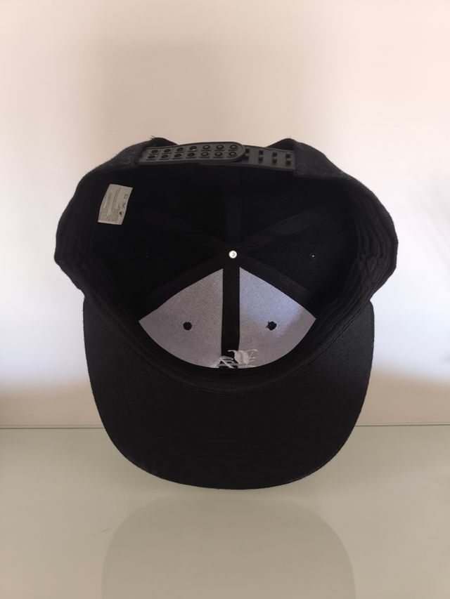 Cappello Los Angeles nero con ricamo bianco