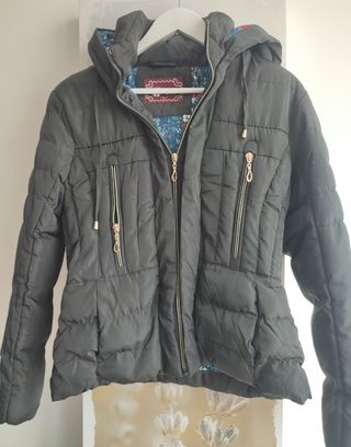 Chaqueta acolchada negra invierno con capucha
