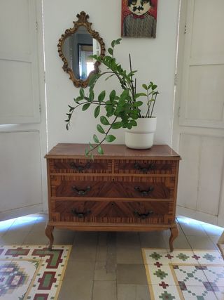 Cómoda antigua de madera y metal
