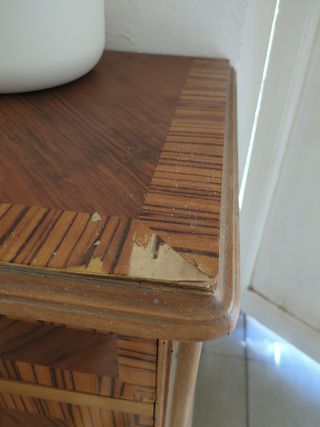 Cómoda antigua de madera y metal