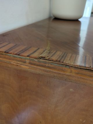 Cómoda antigua de madera y metal