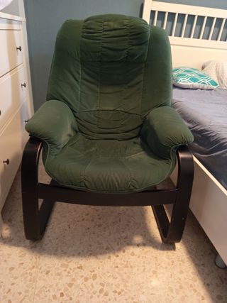 Sillón de tela verde con base de madera