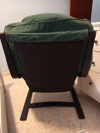 Sillón de tela verde con base de madera
