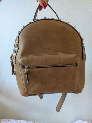 Mochila camel tachuelas plateadas
