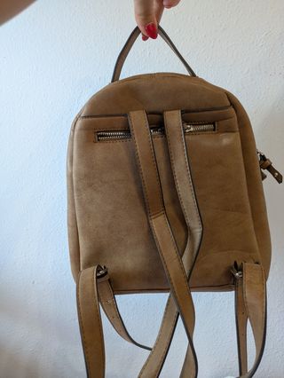 Mochila camel tachuelas plateadas