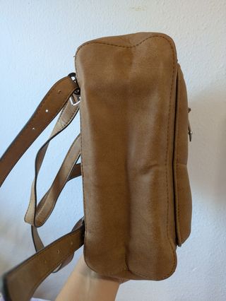 Mochila camel tachuelas plateadas