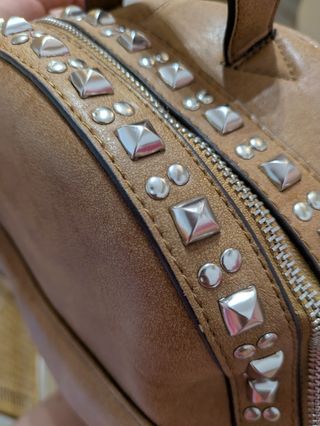 Mochila camel tachuelas plateadas