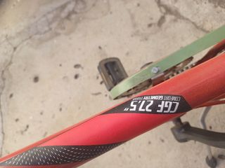 Bici Urbana Rockrider Roja lleva cesta 