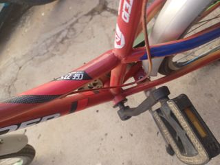 Bici Urbana Rockrider Roja lleva cesta 